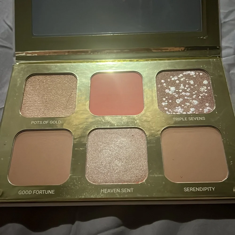 True + Luscious Lucky Glow Bronze and Highlight Palette